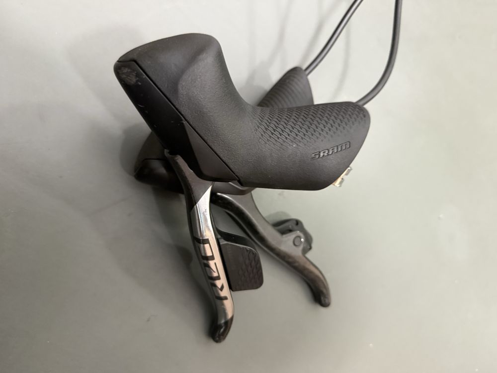 Klamki Sram Red AXS etap, hamulce