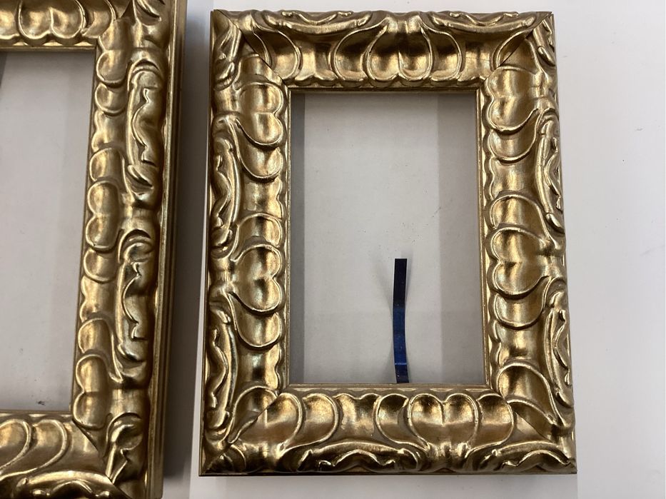 Molduras em madeira douradas + uma de oferta em madeira preta.