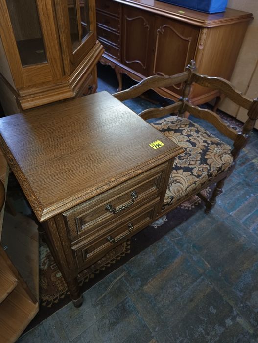 Telefoniera z siedziskiem