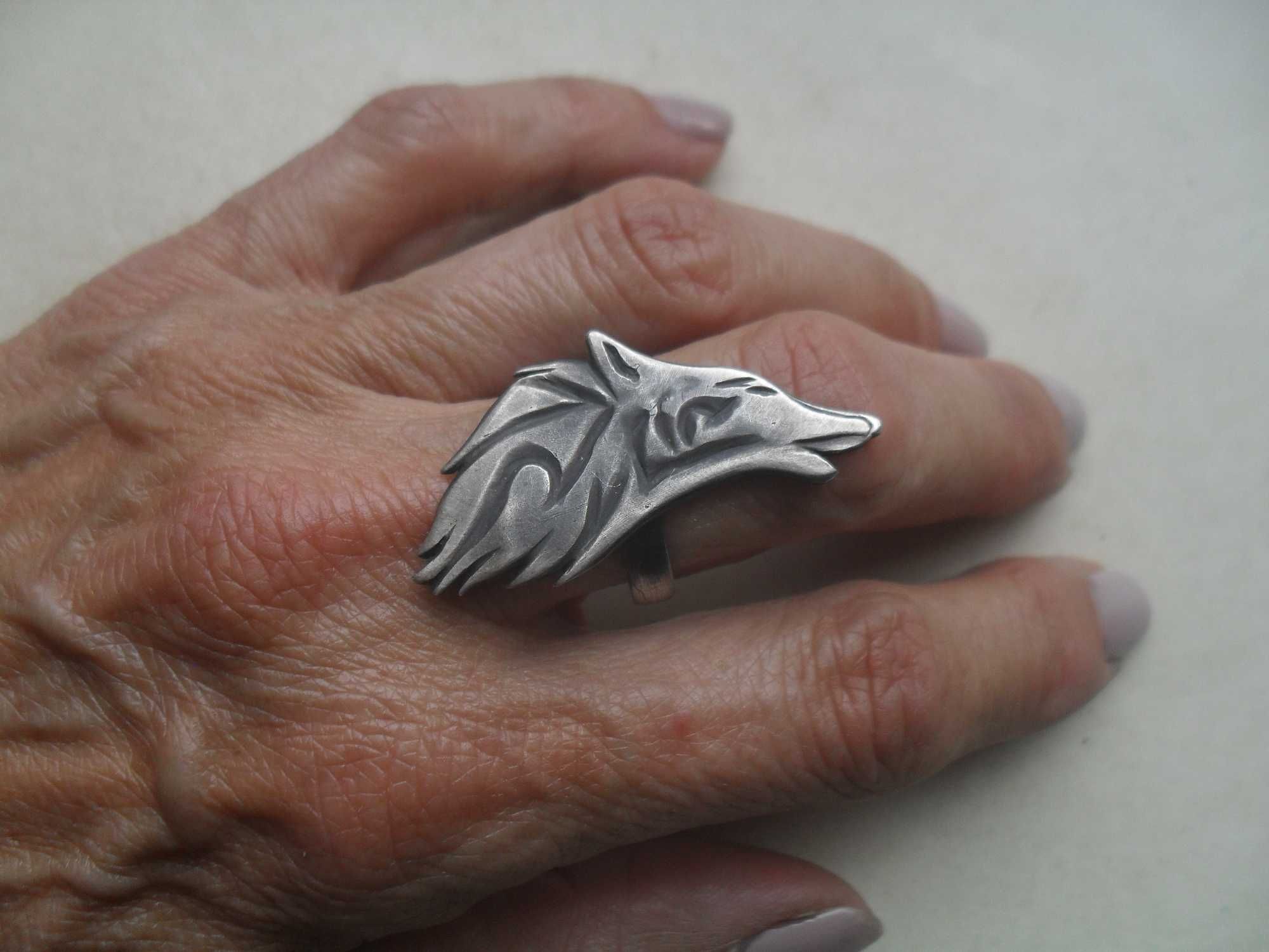 Srebrny pierścionek - ciekawy pies - wilk - cena ost