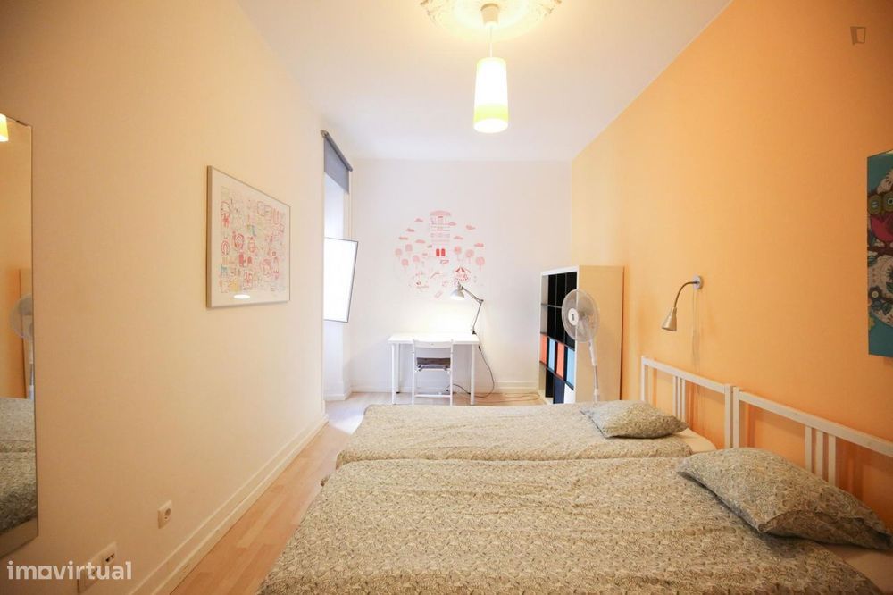 6260 - Quarto twin espaçoso e confortável no...