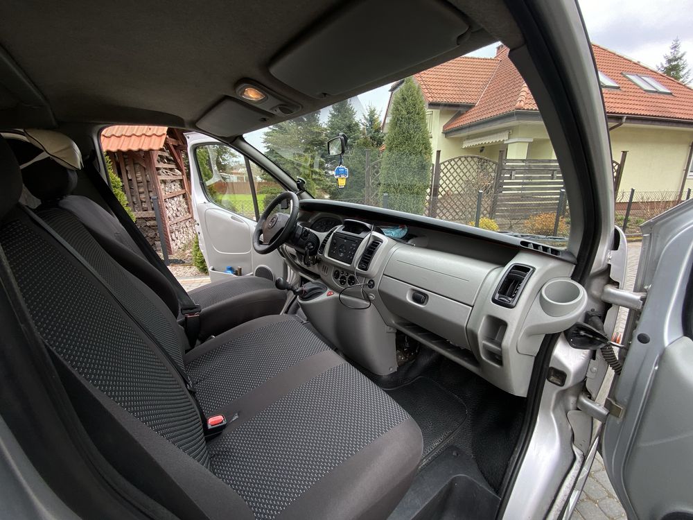 Opel vivaro 9os 1.9cdti 6 biegów klima hak