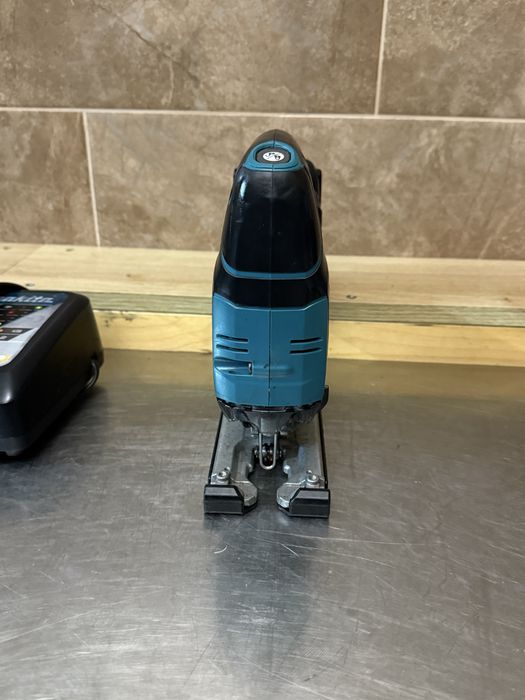 Акумуляторний лобзик Makita DJV 182