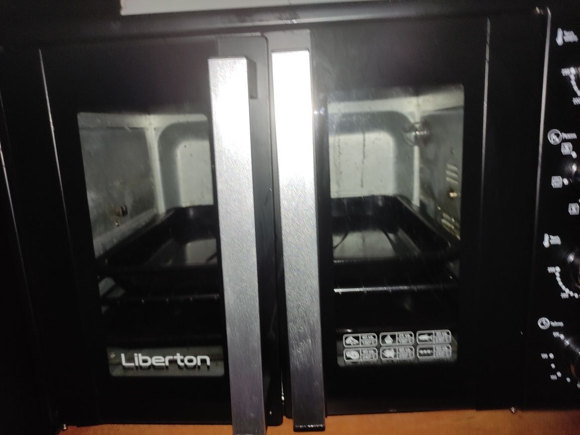 Продам настольную духовку с конвекцией Liberton