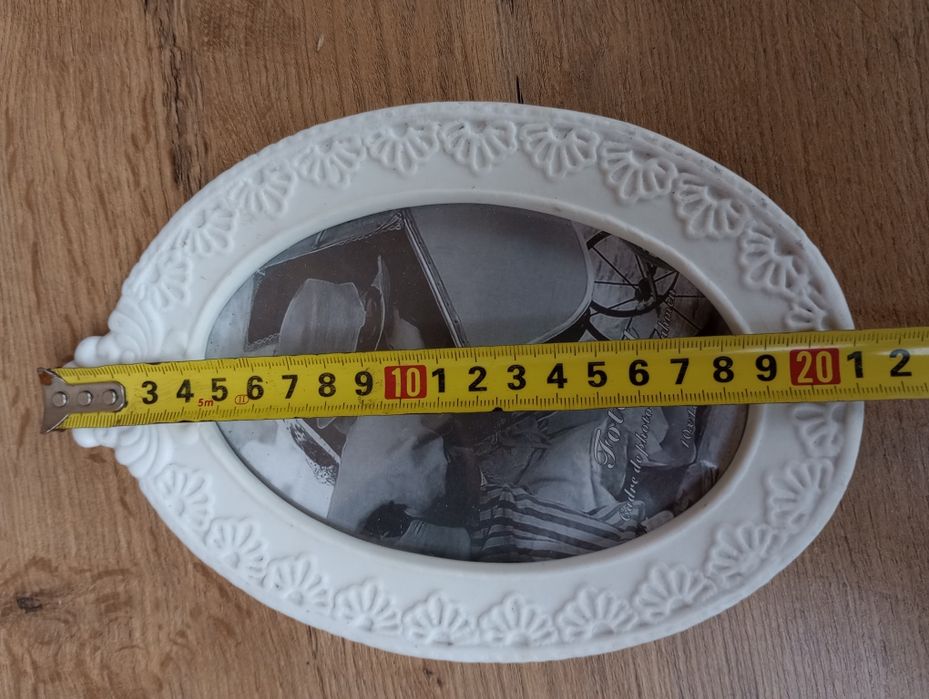 Stara porcelanowa ramka na zdjęcia.