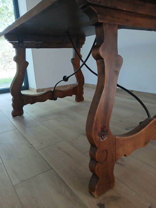 Stół hiszpanski refektarzowy ze skórzanymi krzesłami