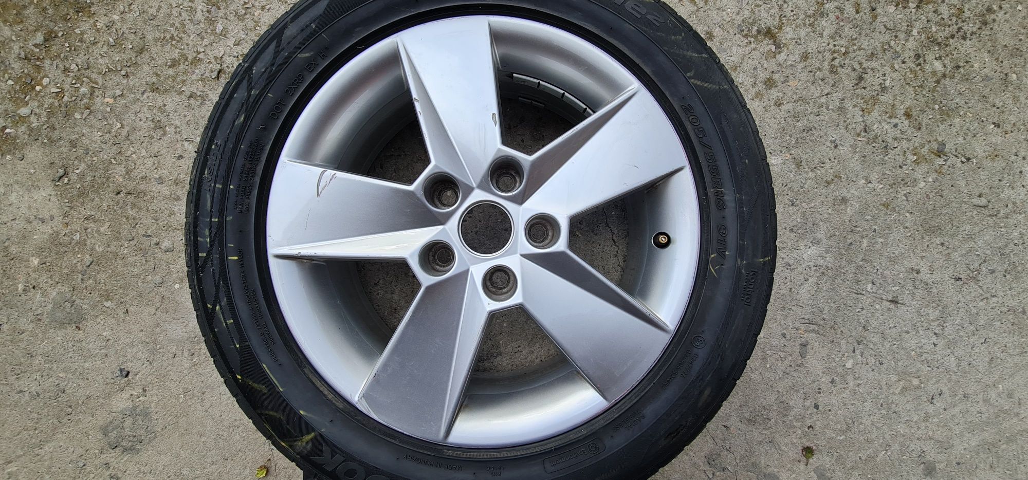 Oryginalna aluminiowa felga Skoda Octavia 16" ET46 z oponą 205/55 R16