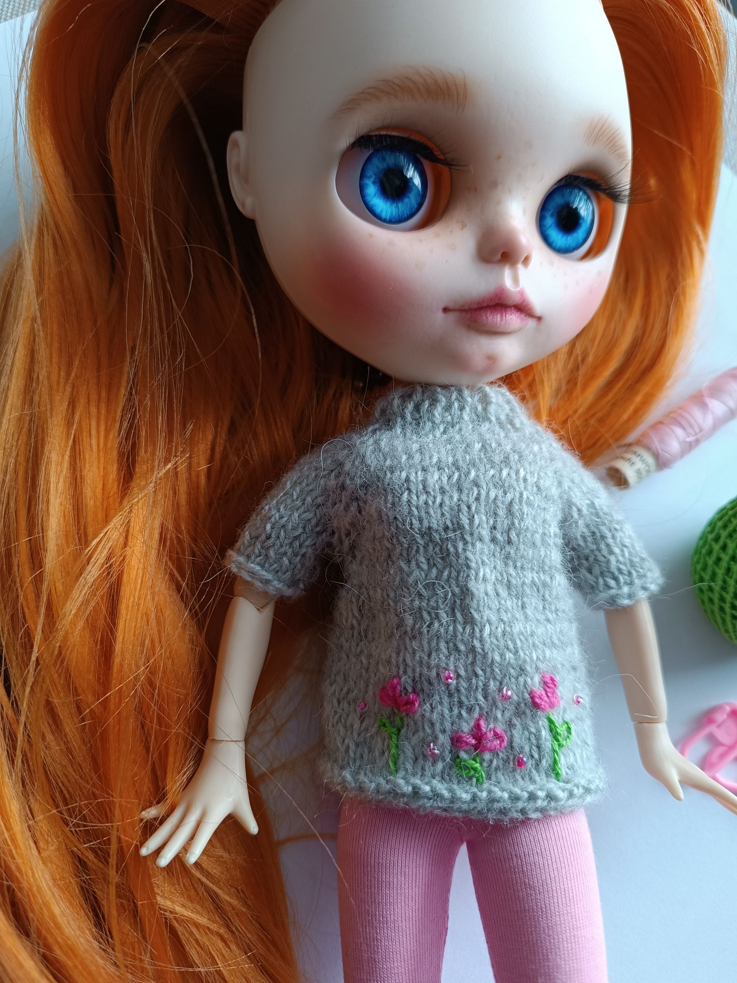 Sweterek z haftem dla lalki Blythe