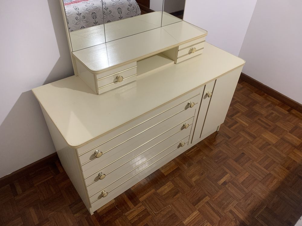 Conjunto 2 Mesinhas Cabeceira + Cómoda + Espelho
