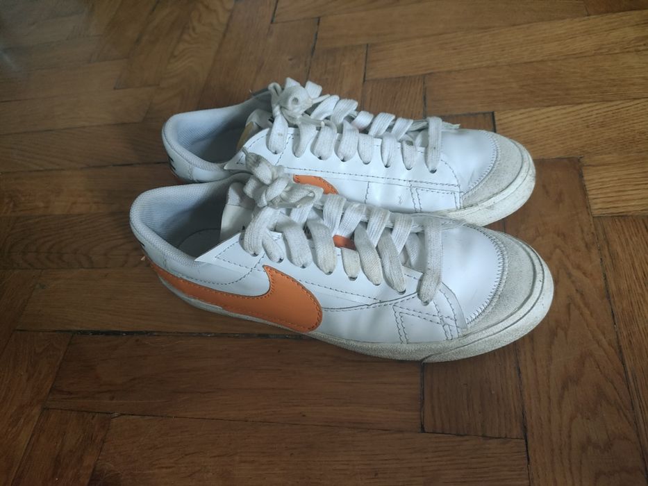 Buty Nike Blazer Low – białe z pomarańczowym logo – rozmiar 45,5