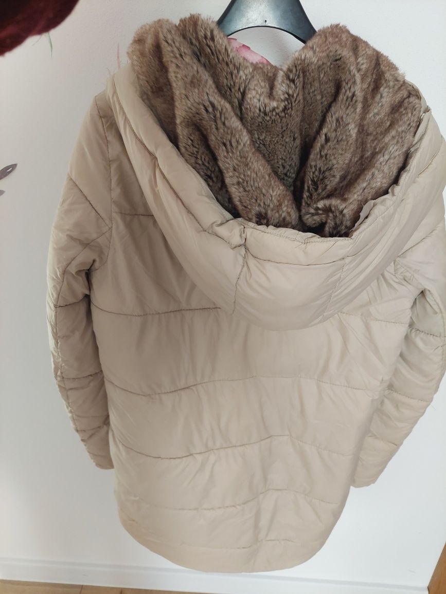 Kremowa kurtka pikowana z futerkiem i kapturem pull&bear S