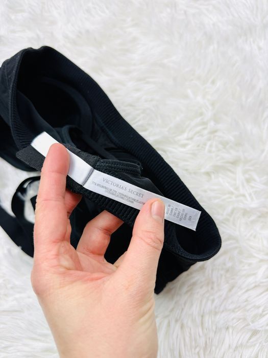 Biustonosz sportowy usztywniany 70B czarny