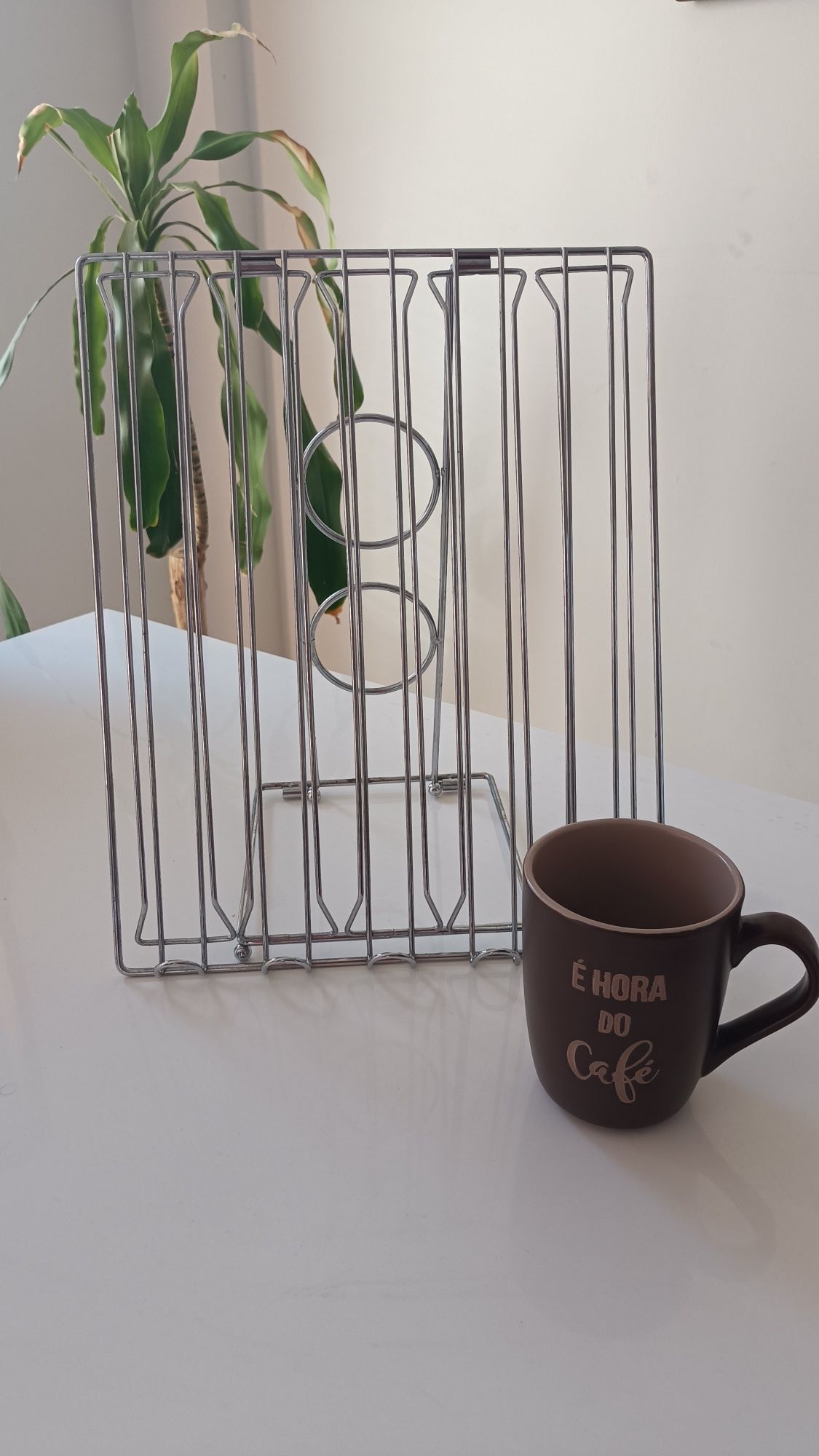 Suporte em metal para cápsulas de café