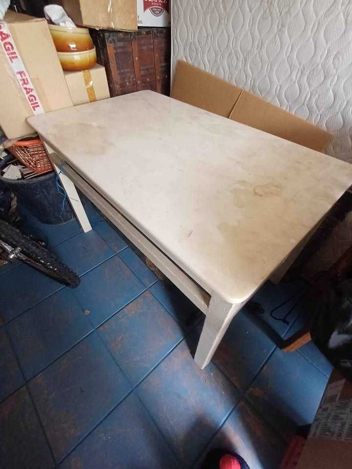 Mesa com tampo em pedra mármore