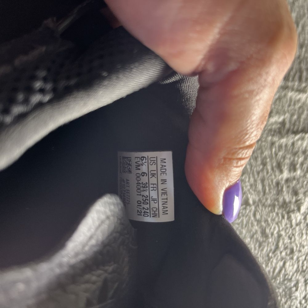 Кроссовки женские / мужские  adidas ozweego размер 39 стелька 25,5