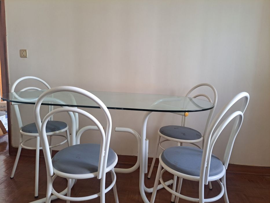 Mesa de vidro com 4 cadeiras