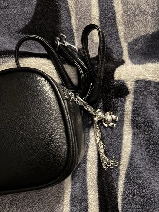 Чорная сумка через плечо в хорошем состоянии