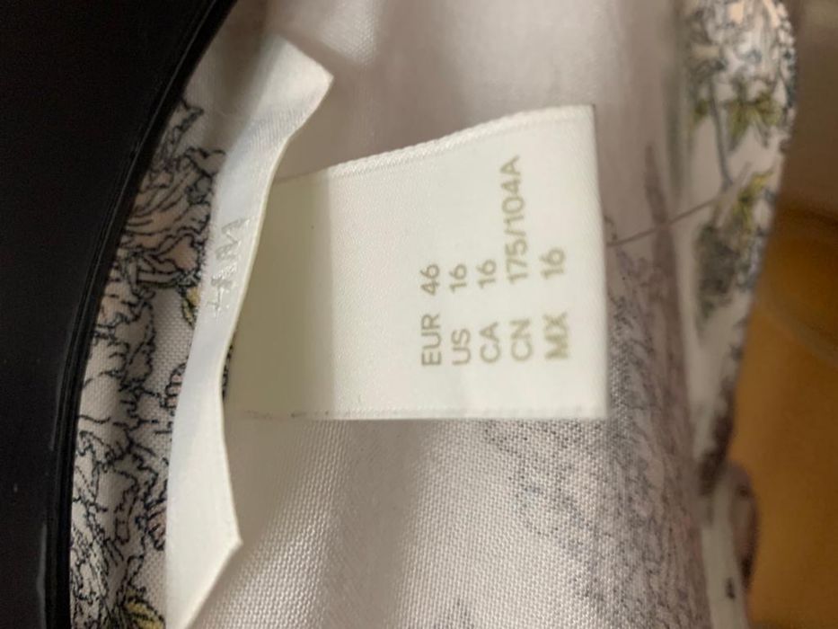 Blusa em tecido algodao. Com folhos a frante e atras.