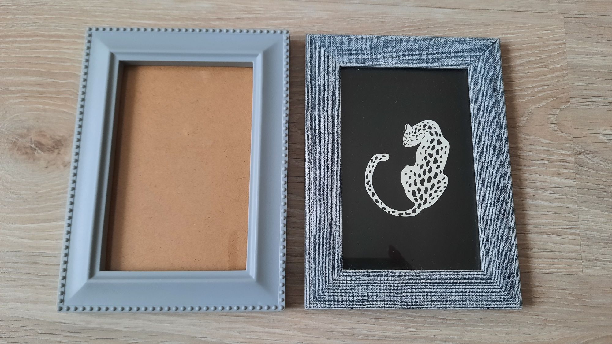 Dwie szare ramki na zdjęcia 10x15