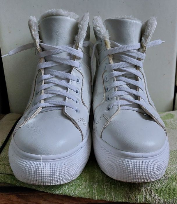 Жіночі білі зимові черевики. Женские зимние ботинки. Зимове взуття.