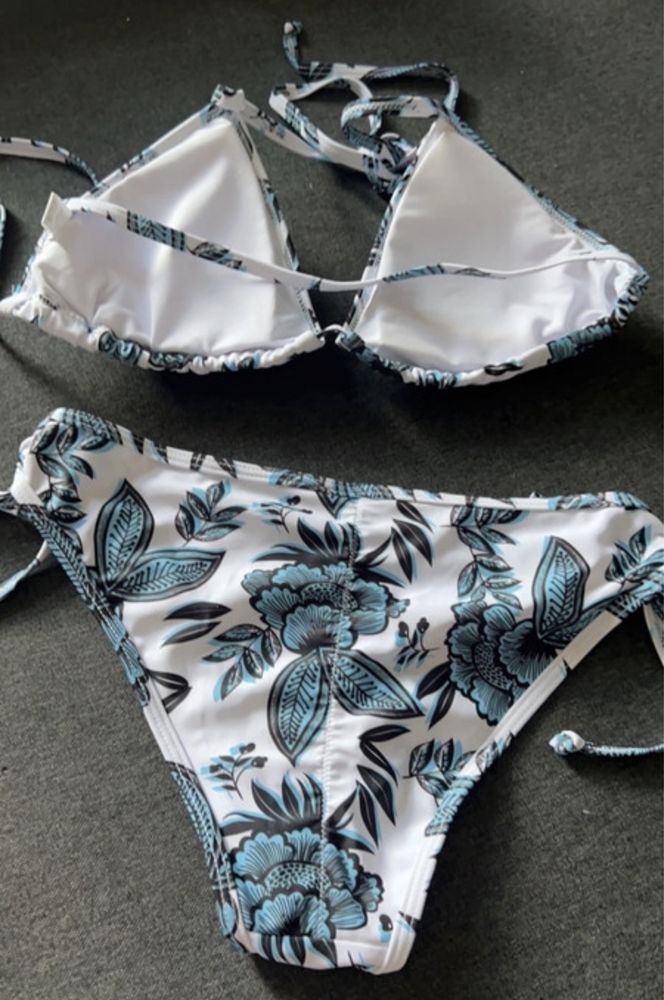 Białe w kwiaty bikini