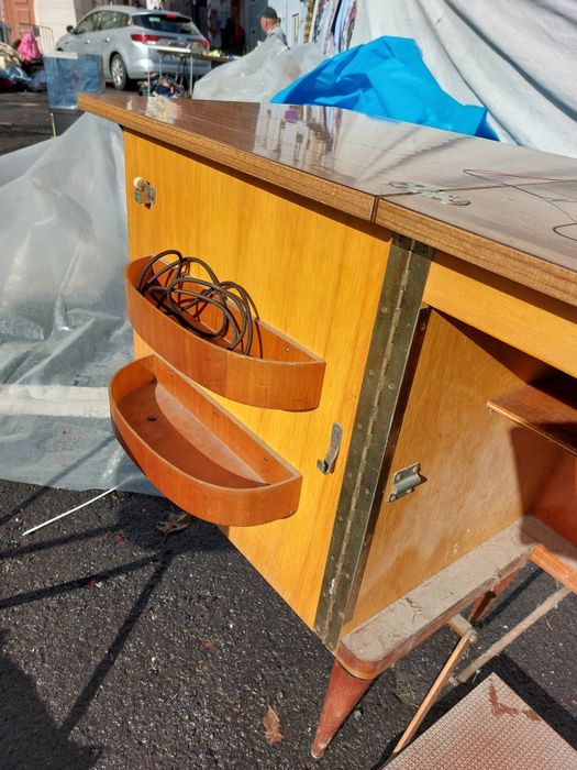 Máquina de costura Singer 611G com móvel de arrumação pés de palito