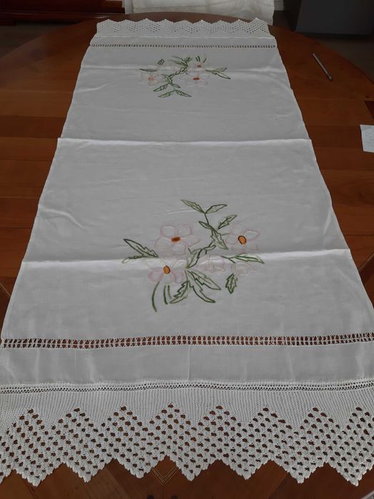 Centro de mesa em linho antigo com bordado e renda de 145cm X 62cm