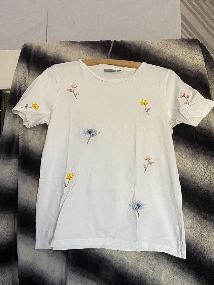 Bialy tshirt z haftem