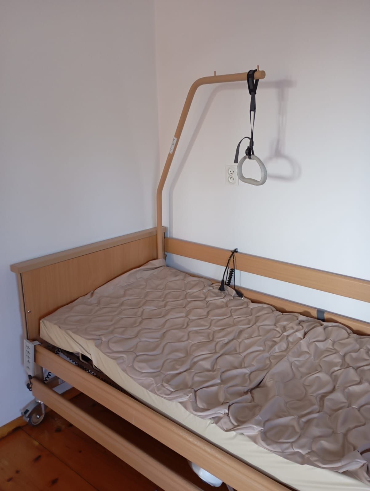 Łóżko rehabilitacyjne elektryczne Burmeier Economic II z materacem