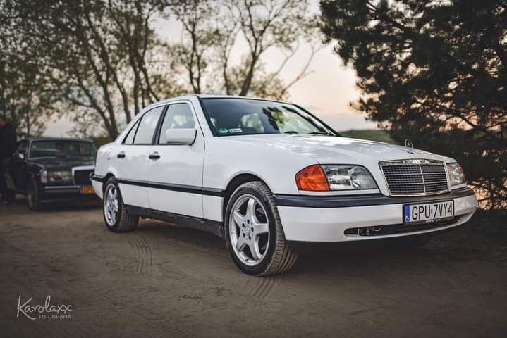 Mercedes-Benz Klasa C C klasa bez rdzy, niski przebieg, super stan