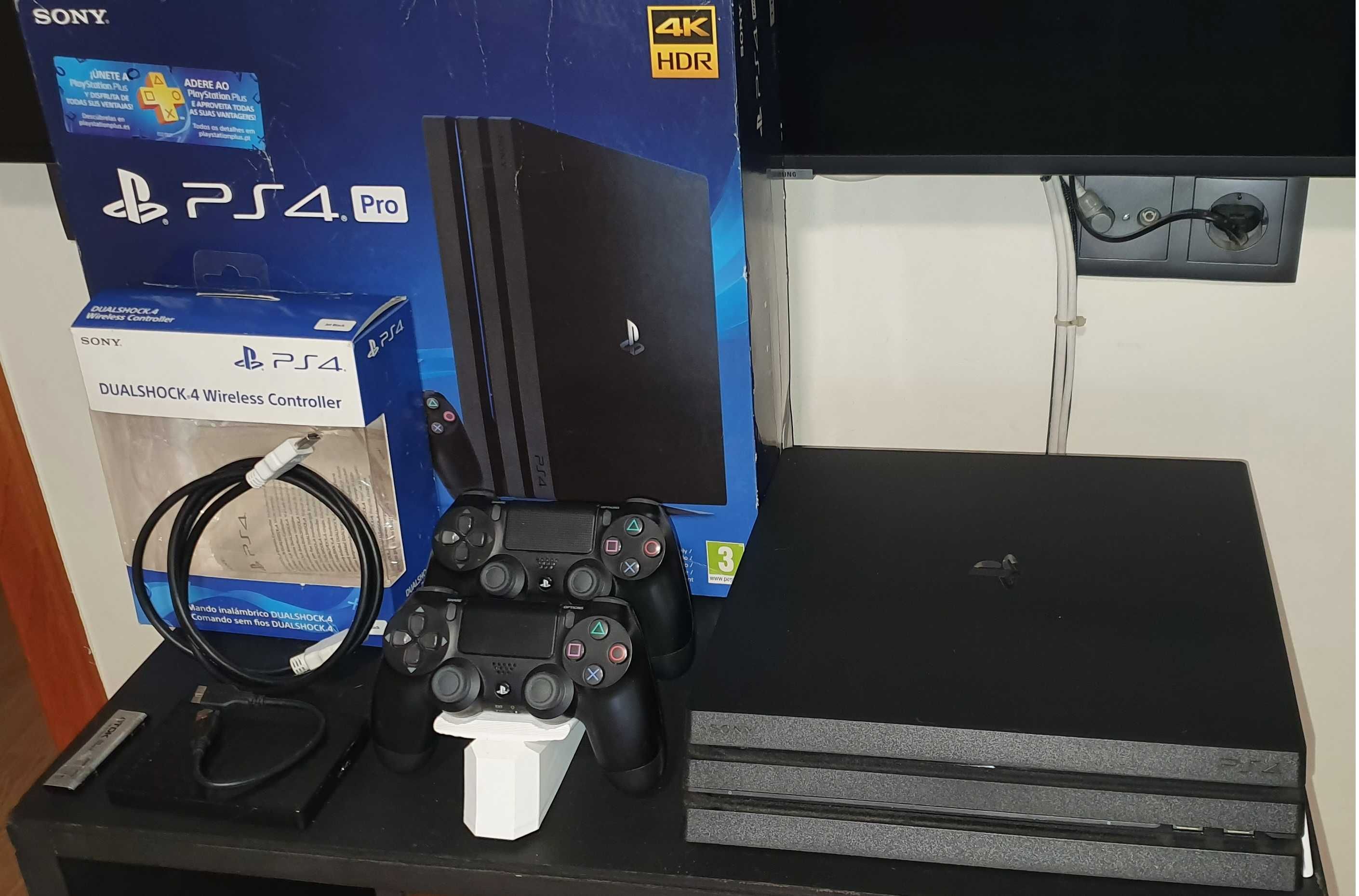 PS4 PRO 1TB + 2 comandos + HDD 1TB + 68 jogos (digital) FW9.0 Exploit