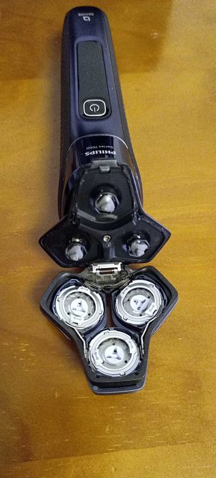 Máquina de barbear PHILIPS Série 7000 com recargas de limpeza