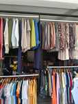 Liquidação de stock de vestuário de loja feminina e pouco masculino
