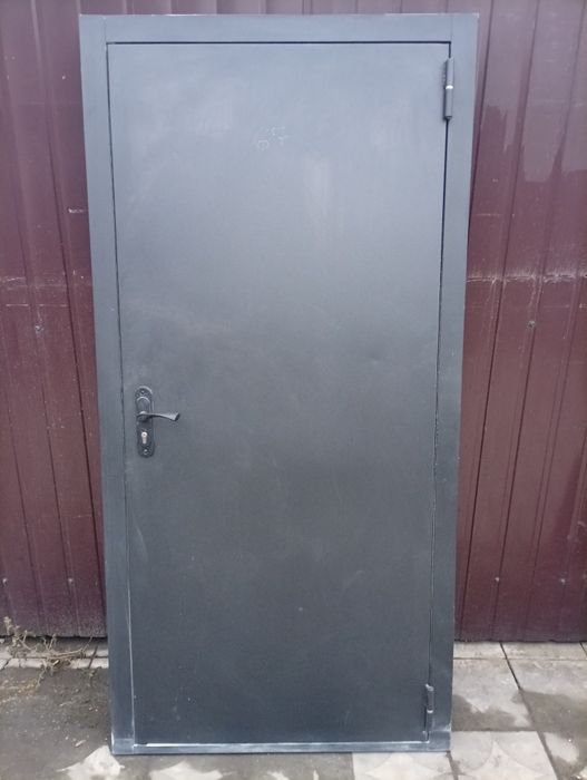 двери бу входные  с новостройки, 2м*0.95м. Доставка