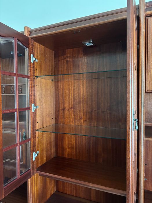 Móvel de sala com cristaleira