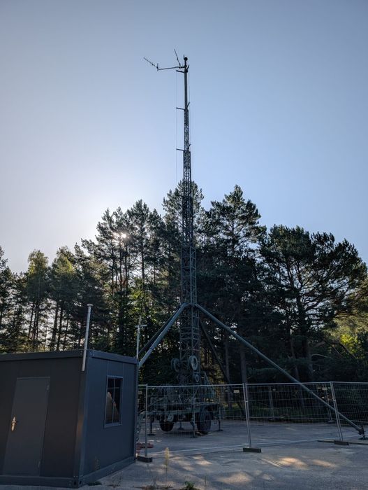 Wojskowy maszt teleinformatyczny - wieża mobilna h25m