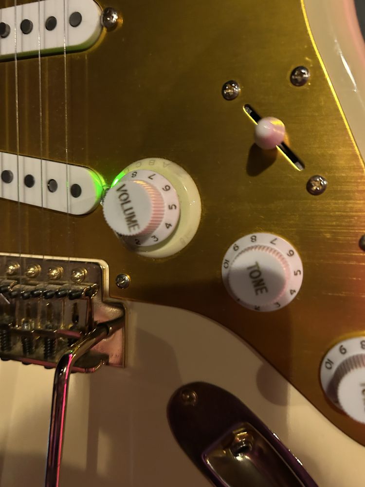 Fender stratocaster custom personalizada gold hardware e afinador