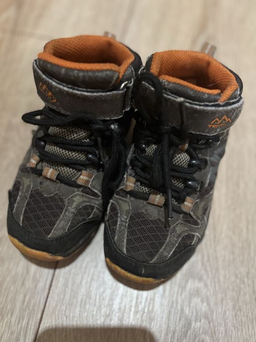 Подарую курточку,черевички і шарфік