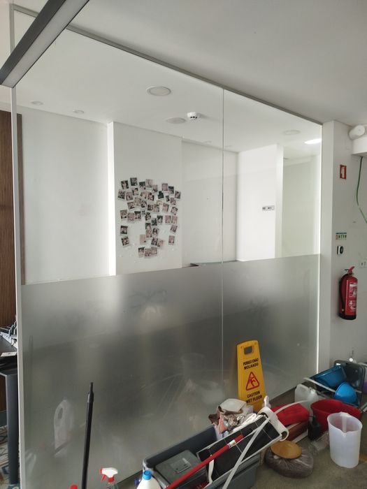 Painel de vidro temperado com película fosca