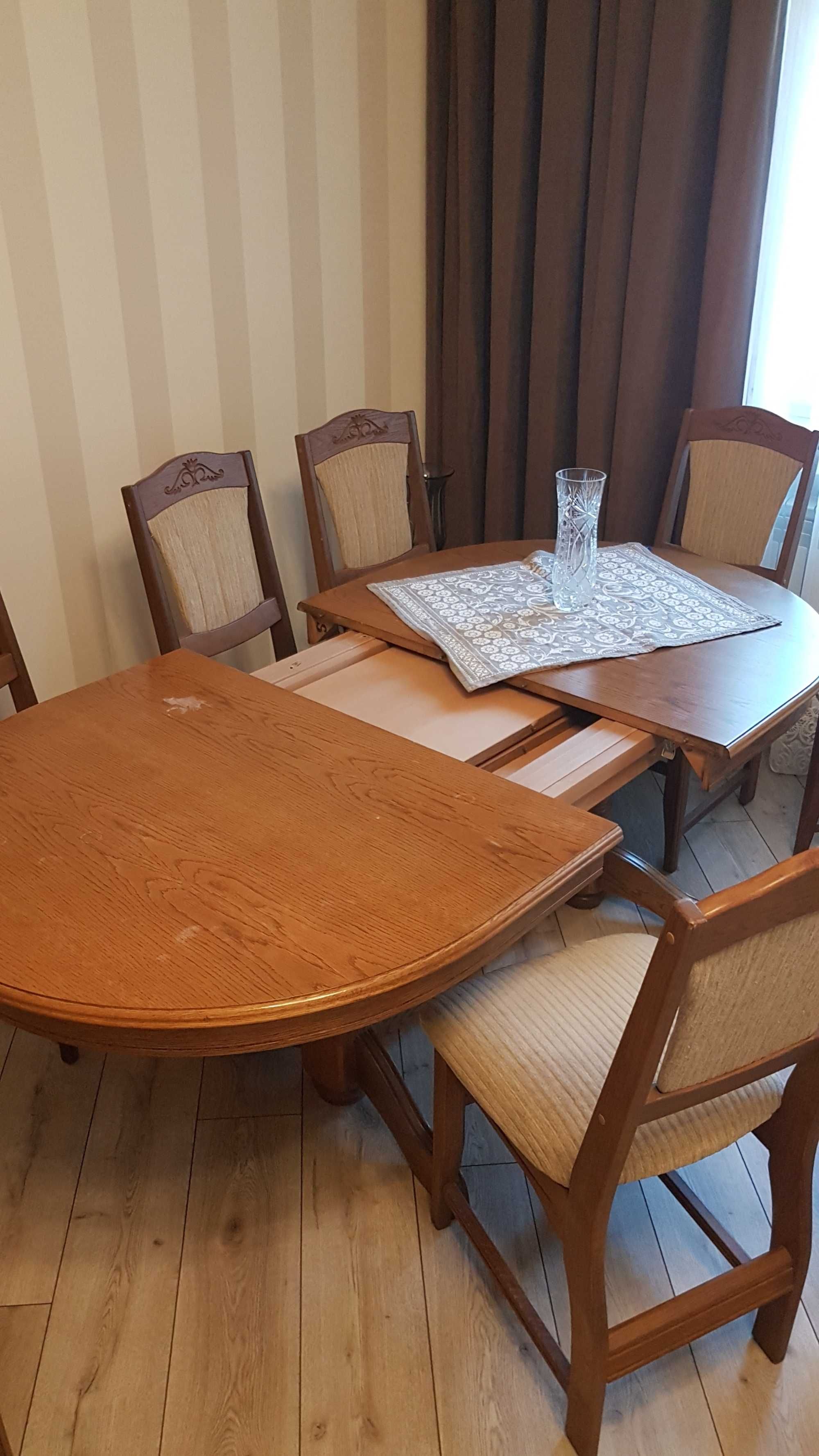 стіл з стільцями для вітальні