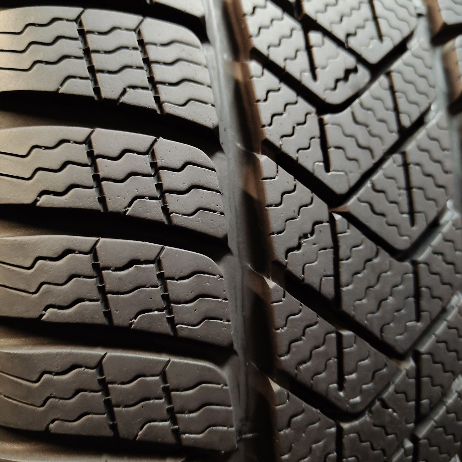 225/40/19 XL Sprzedam parę opon zimowych Pirelli