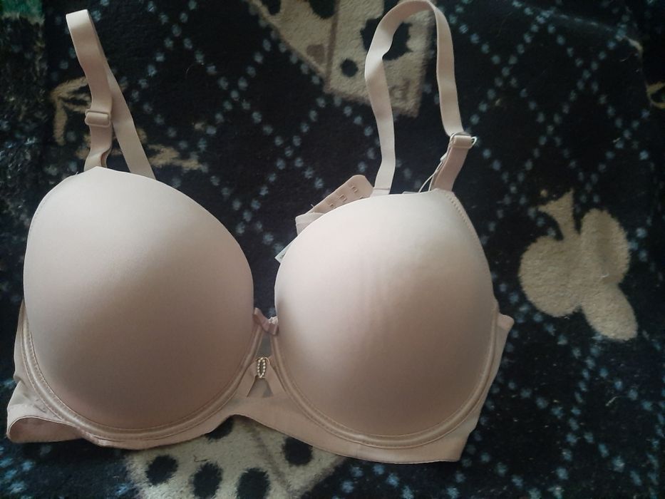 Бюстгалтер     .