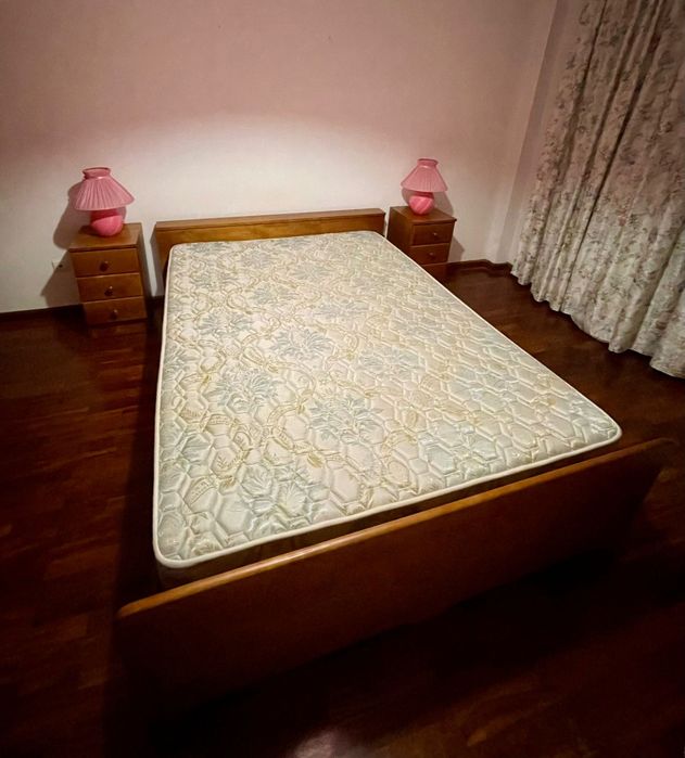 Cama c/estrado, colchão e oferta mesas de cabeceira