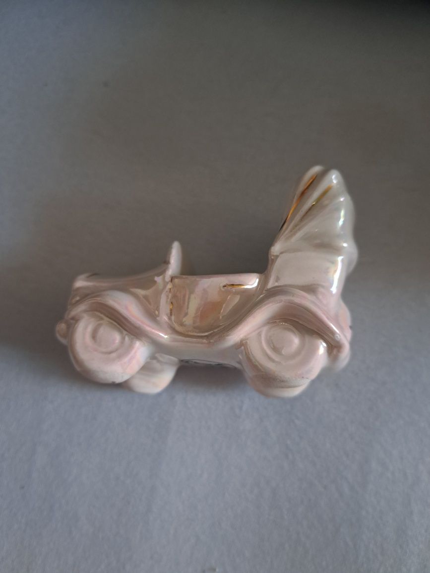 Figurka autko z porcelany