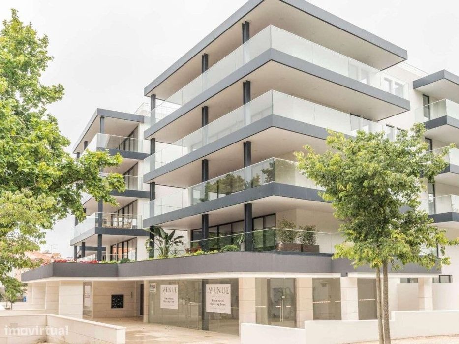 Apartamento T3 semi mobilado ou sem móveis no centro do Monte Estoril.