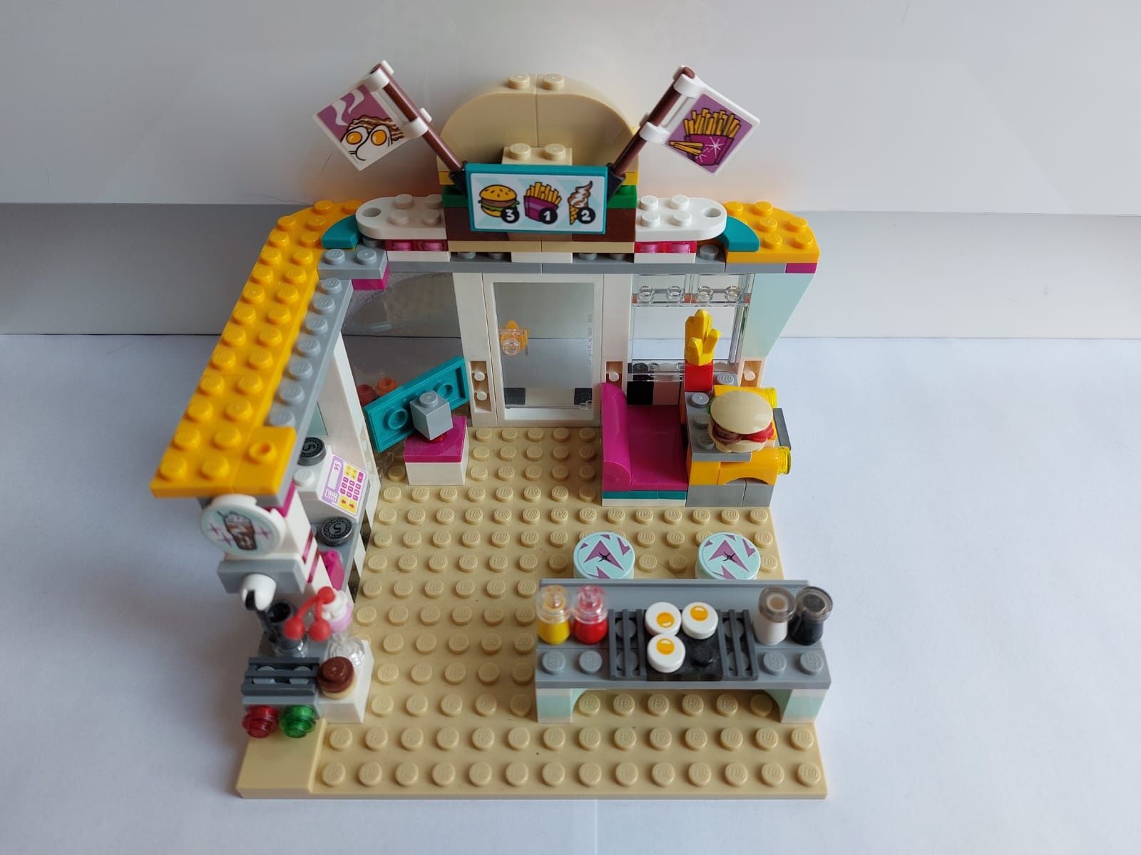 Lego frends 41349 ,,Wyścigowa restauracja"