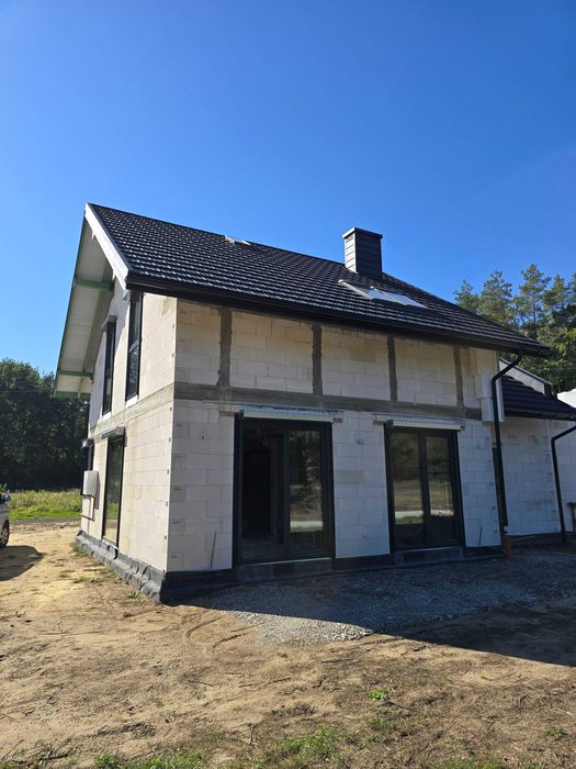Nowy dom z dużym salonem, 3 sypialniami i garażem w otoczeniu lasów.