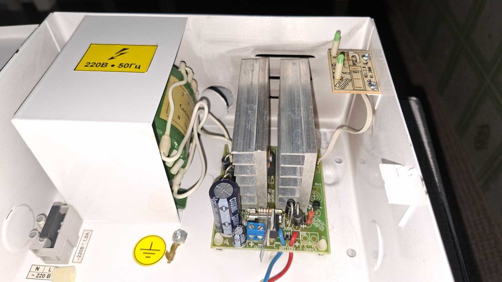 Джерело безперебійного живлення UPS-1220