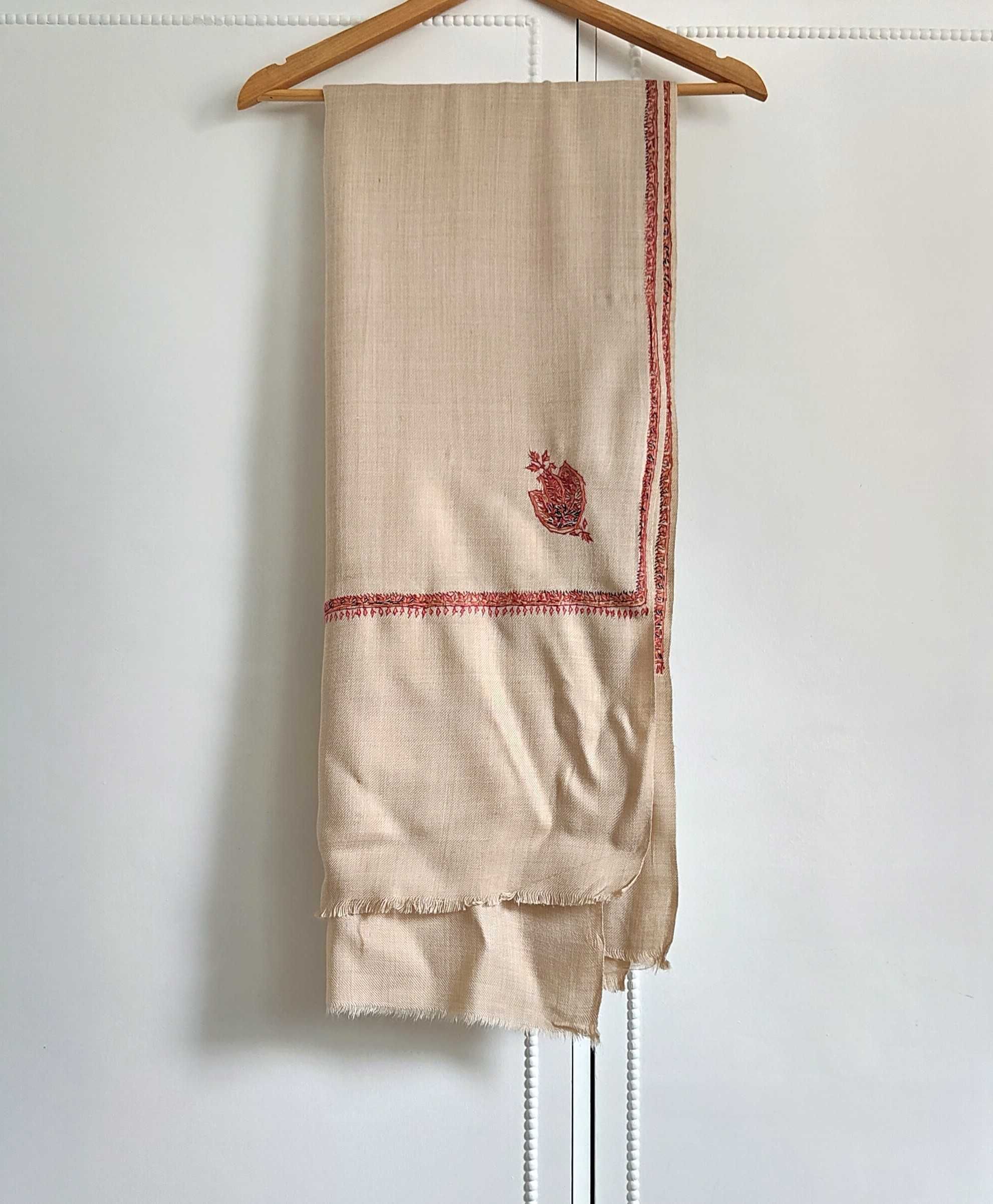 Szal orientalny indyjski haftowany haft paisley pashmina jasny beż