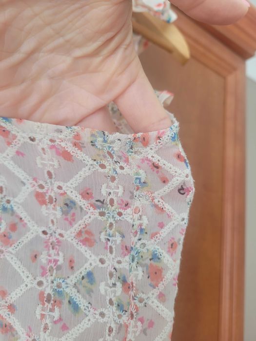 Bluzka na lato Stradivarius różowa lekka zwiena w kwiatuszki falbanka